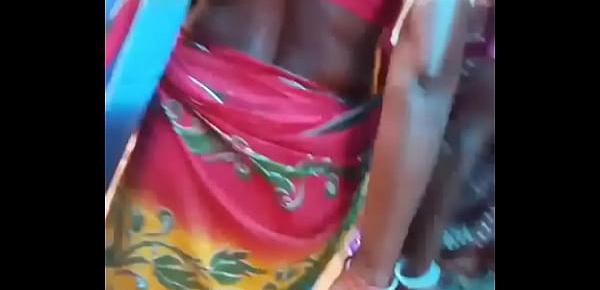  She forced me to rub my desperate cock on her saree gaand by showing her sexy tight back